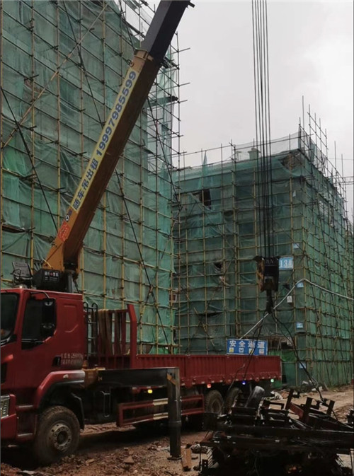 巴彦淖尔市“慢工细活”—— 吊车的 “微动控制” 技术