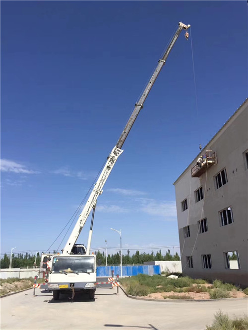 巴彦淖尔市“轻装强干”—— 吊车的 “轻量化臂架” 技术